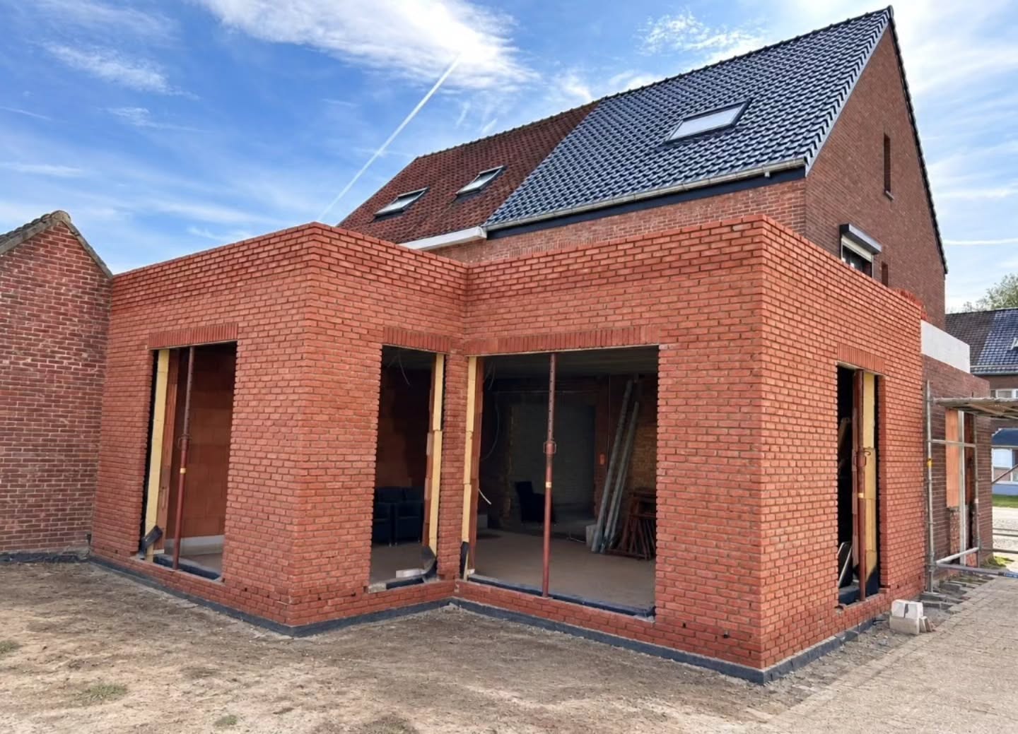 Aanbouw in rode gevelsteen