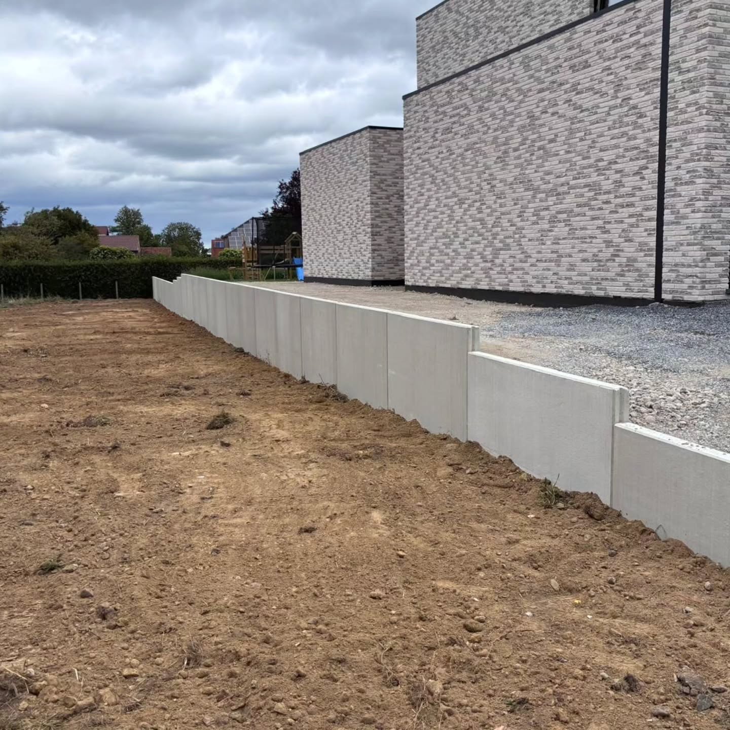 Keerwand van betonnen L-elementen