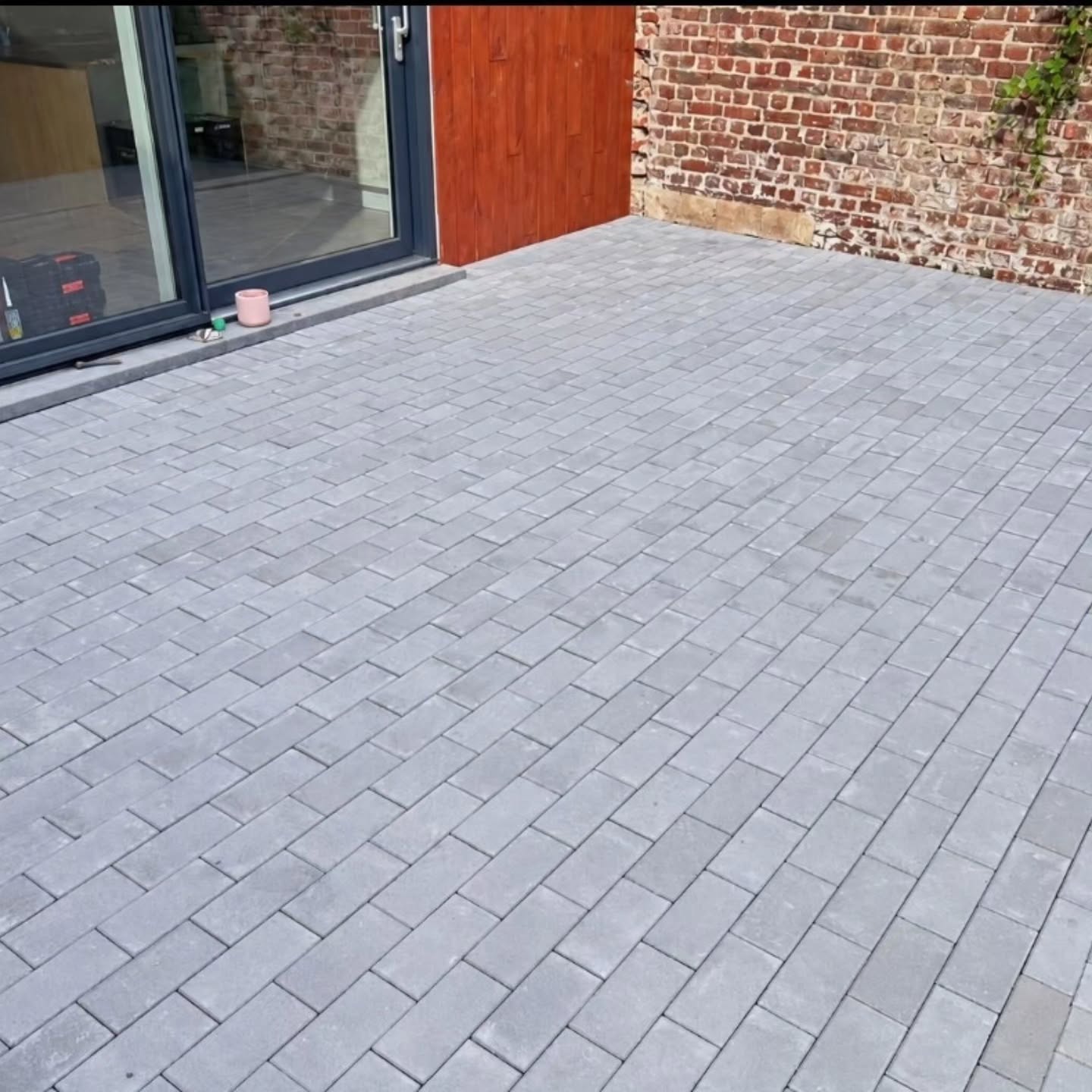 Terras in grijze betonklinkers